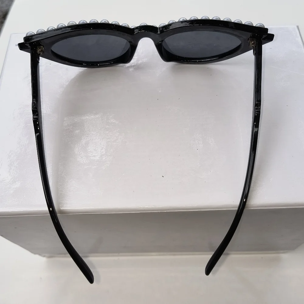 Hot Topic Women's Retro Glam Black Cat Eye Sunglasses With Faux Pearls NWOT